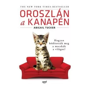 Abigail Tucker-Oroszlán a kanapén 